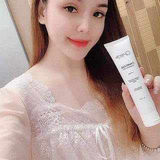 Sữa rửa mặt than hoạt tính Queenie skin