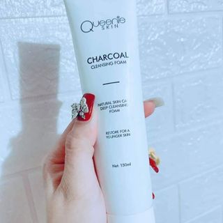 Sữa rửa mặt than hoạt tính Queenie skin