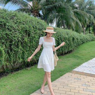 đầm folly - đầm babydoll cách điệu lưng ,đầm xốp trắng, buộc lưng sau, cổ vuông dáng xòe, mặc đi chơi, đi dạo cho mùa hè