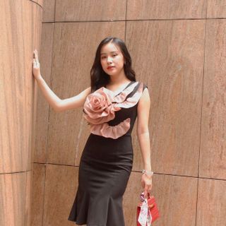 ĐẦM XÒE CỔ TIM TAY NGẮN PHỒNG ĐÍNH HOA HỒNG TRƯỚC NGỰC