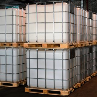 Bồn rỗng IBC 1000 lít khung thép đế gỗ cũ