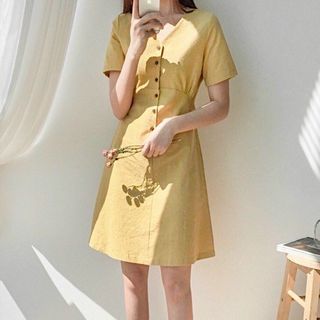 ĐẦM VÀNG NHẠT CỔ V