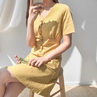 ĐẦM VÀNG NHẠT CỔ V