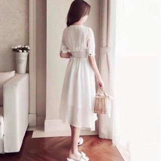 ĐẦM TRẮNG THUN EO NÚT ĐEN