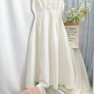 ĐẦM TRẮNG SÁT NÁCH XẾP LY EO 2 MÀU