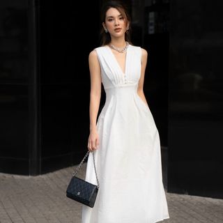 ĐẦM TRẮNG SÁT NÁCH XẾP LY EO 2 MÀU
