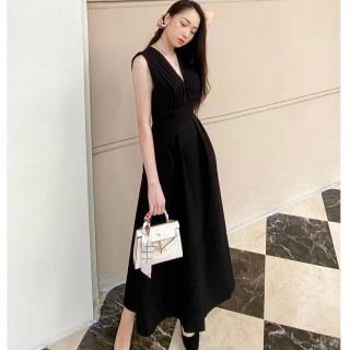 ĐẦM TRẮNG SÁT NÁCH XẾP LY EO 2 MÀU