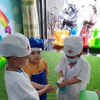 sỉ bộ bác sĩ bé mầm non gồm áo + mũ giá rẻ