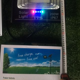 Đèn năng lượng măt trời 200w