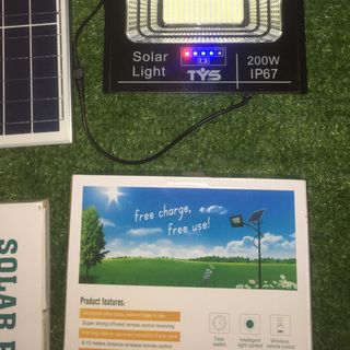 Đèn năng lượng măt trời 200w