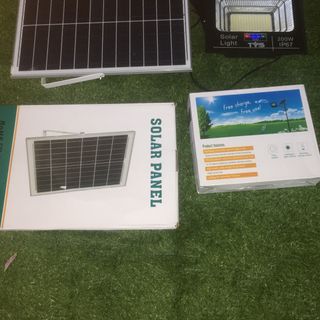 Đèn năng lượng măt trời 200w