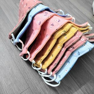 khẩu trang vải tôn hoa cao cấp 3 lớp 2 mặt mềm mịn không xù