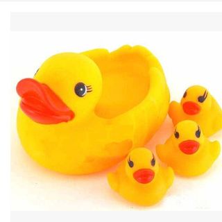 Đồ chơi thả bồn tắm bóp kêu cho bé thích thú tắm.