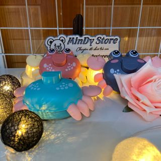 Đồ chơi trẻ em cua bò phòng tắm có nút nhấn.