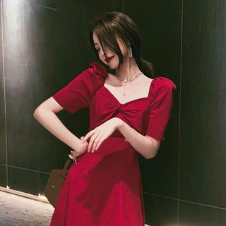 ĐẦM ĐỎ XOẮN CỔ TAY NGẮN