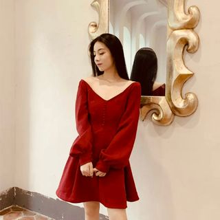 ĐẦM ĐỎ CỔ V TAY DÀI NÚT BỌC