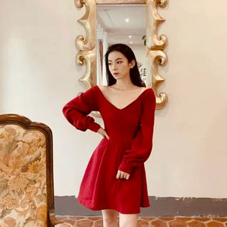 ĐẦM ĐỎ CỔ V TAY DÀI NÚT BỌC