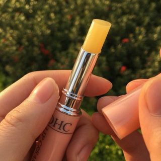 Son dưỡng môi DHC Nhật trị thâm môi không màu