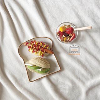 Dĩa sứ trắng hình bánh SANDWICH viền nâu