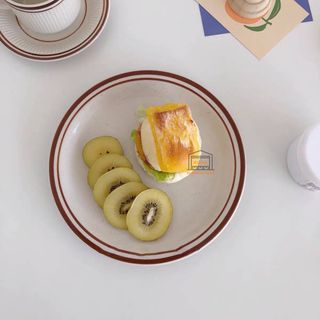 Dĩa sứ trắng hình tròn viền nâu