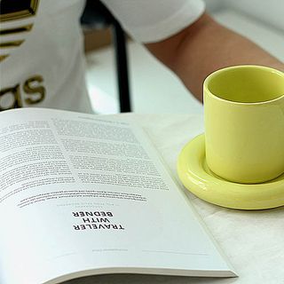Ly cốc sứ quai tròn kèm đĩa màu bơ cam vàng 300ml