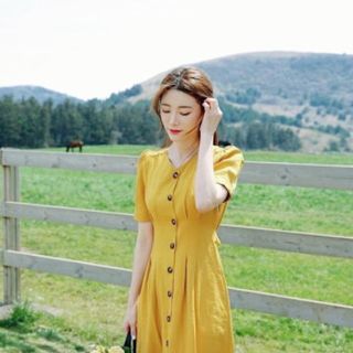 ĐẦM VÀNG NÚT NÂU THẮT EO