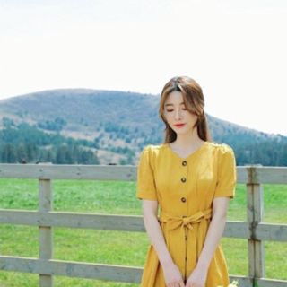 ĐẦM VÀNG NÚT NÂU THẮT EO