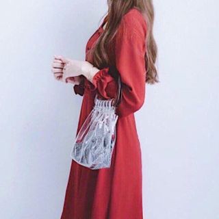 ĐẦM ĐỎ TAY DÀI NÚT BỌC