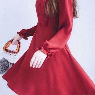 ĐẦM ĐỎ TAY DÀI NÚT BỌC