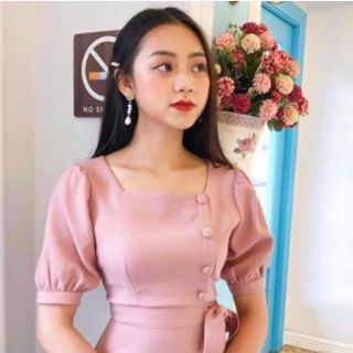 ĐẦM HỒNG CỔ U NÚT BỌC