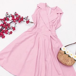 ĐẦM HỒNG XÒE CỔ VEST