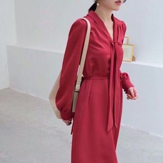 ĐẦM ĐỎ TAY DÀI DÂY CỔ