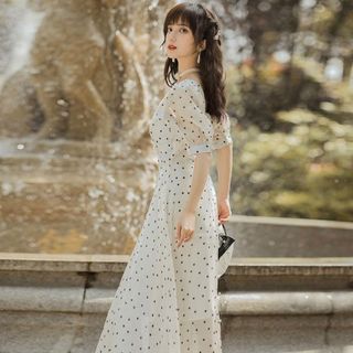ĐẦM BI TRẮNG CỔ VUÔNG DÁNG DÀI