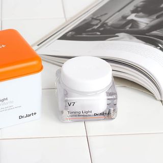 Kem dưỡng da v7 hộp thiếc