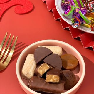 Hộp bánh kẹo , quà biếu cho ngày tết thêm vui 256g
