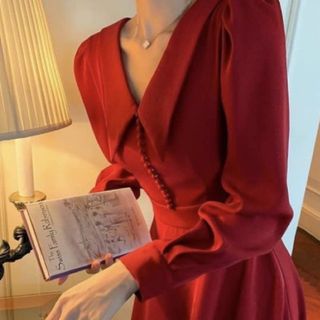 ĐẦM ĐỎ CỔ VEST NÚT BỌC
