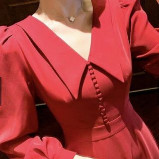 ĐẦM ĐỎ CỔ VEST NÚT BỌC