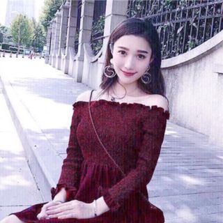 ĐẦM ĐỎ TRỄ VAI