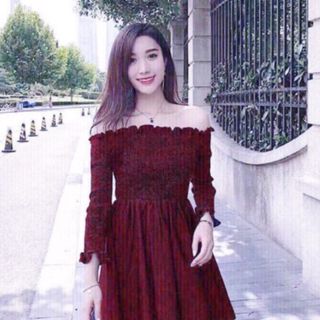 ĐẦM ĐỎ TRỄ VAI