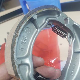Chuyên má phanh ( bố thắng) xe máy và đồ sắt