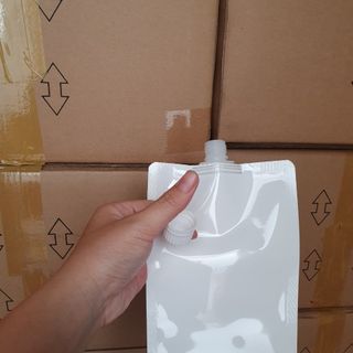 Túi đáy đứng có vòi đựng chất lỏng màu trắng sữa 500ml