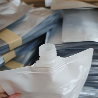 Túi đáy đứng có vòi đựng chất lỏng màu trắng sữa 500ml