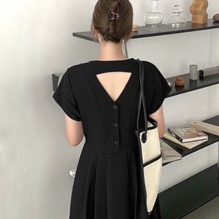 ĐẦM ĐEN DÁNG DÀI NÚT SAU