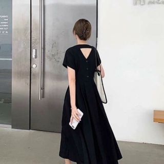 ĐẦM ĐEN DÁNG DÀI NÚT SAU