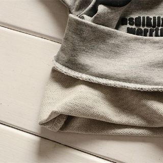 Bộ quần áo của bé trai Áo có mũ trùm đầu bằng vải cotton có chữ cái + quần dài