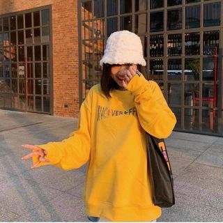 Áo sweater vàng form chuẩn