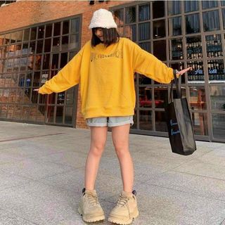Áo sweater vàng form chuẩn