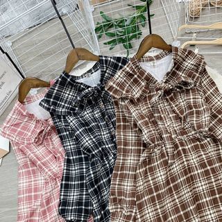 Đầm dạ nhung cổ phủ bèo nơ Mẫu đẹp chời, đẹp xĩu á nhaaaaa . Tiểu thư sang trảnhhh quá trời Chất dạ nhung len kẻ sọc caro dày mịn đẹp, có thun dễ mặc nè
