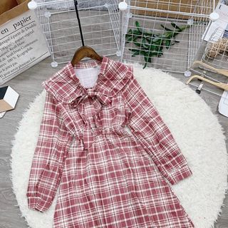 Đầm dạ nhung cổ phủ bèo nơ Mẫu đẹp chời, đẹp xĩu á nhaaaaa . Tiểu thư sang trảnhhh quá trời Chất dạ nhung len kẻ sọc caro dày mịn đẹp, có thun dễ mặc nè
