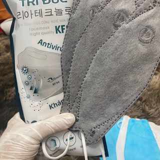 Khẩu trang KF94 ,4lớp,dày đẹp,kô xù lông,bao đổi hàng lỗi.Giá xửơng 230k/1thùng/300 cái nhé
